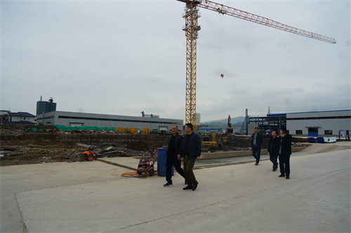 2021年4月19日中國農(nóng)業(yè)銀行湖南省分行領(lǐng)導(dǎo)一行蒞臨張家界萬眾實業(yè)集團有限公司視察。