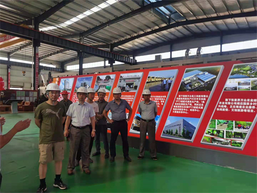 2021年7月15日湖南省質(zhì)檢站、張家界市質(zhì)檢站領(lǐng)導(dǎo)一行蒞臨張家界萬眾實業(yè)集團有限公司指導(dǎo)工作