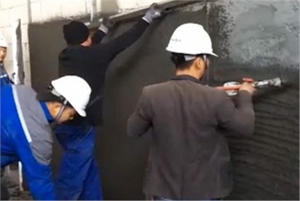 6人組機(jī)械化抹灰（自動(dòng)輸送、自動(dòng)攪拌和噴涂、刮平及收面）